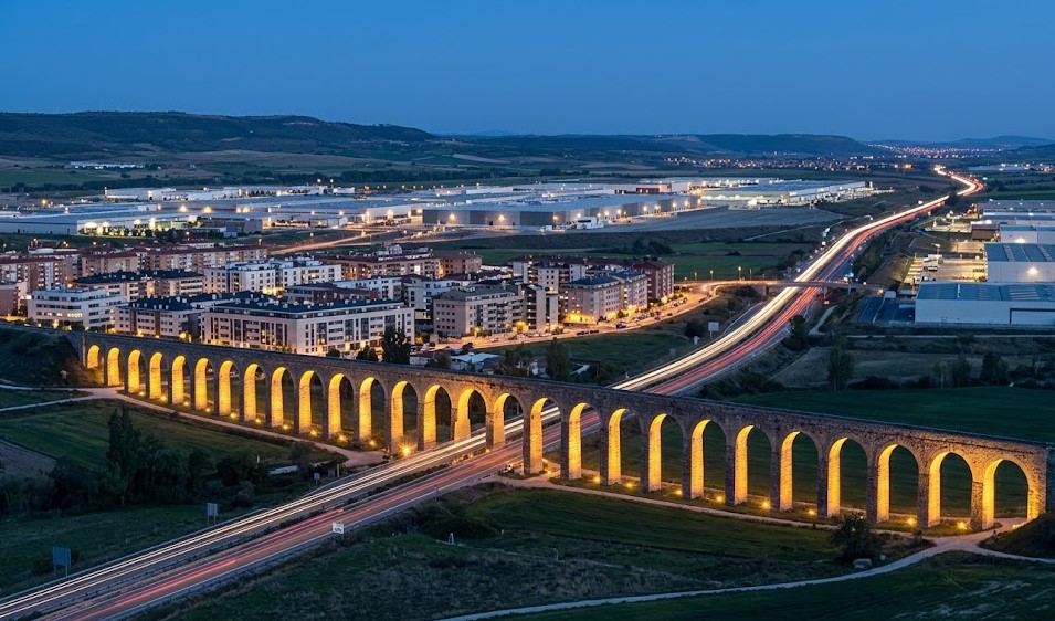 Vista del Acueducto de Noáin y el entorno del Valle de Elorz en Navarra al atardecer